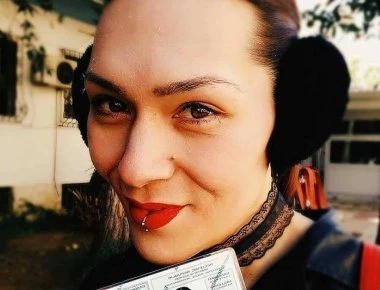Σάλος στο διαδίκτυο με τον 30χρονο Βαγγέλη από την Μυτιλήνη που έγινε ... Ανδρομέδα! (φωτό)